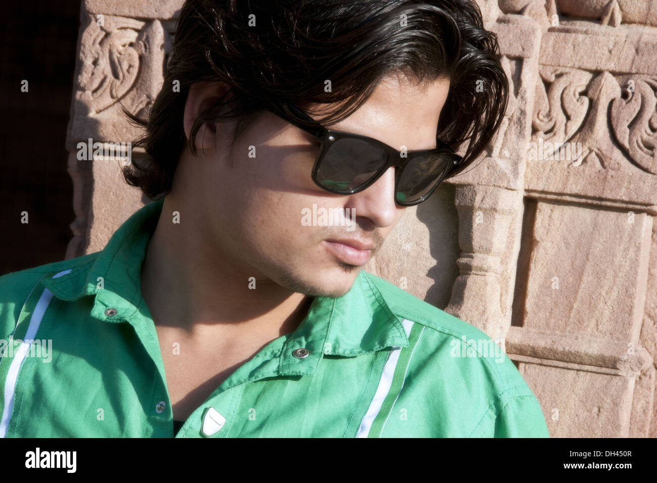 L'homme en chemise verte et noir foncé lunettes lunettes M.# 786 Banque D'Images