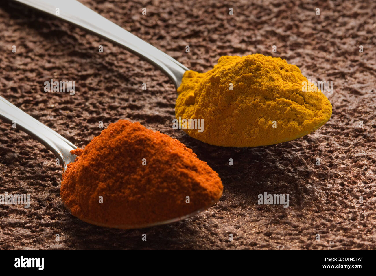 Cuillères à soupe de paprika et de curcuma au sol Banque D'Images