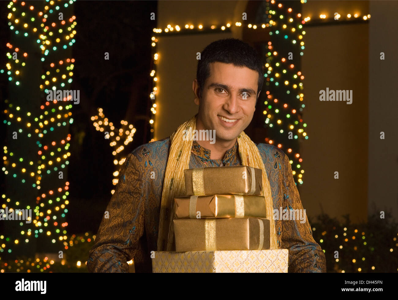Man holding pile de cadeaux et smiling Banque D'Images