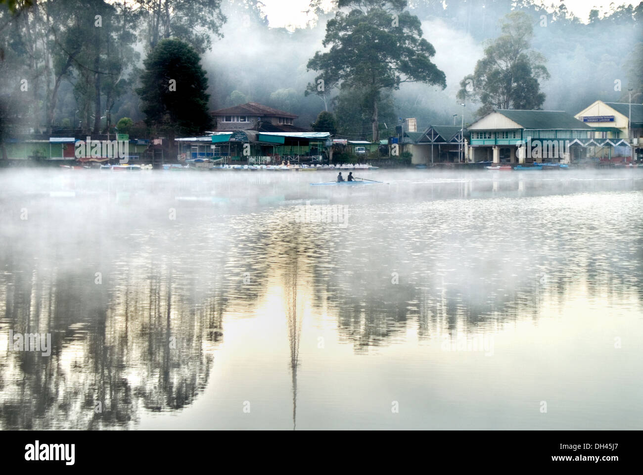 Misty reflet dans kodaikanal lake Tamilnadu Inde Banque D'Images