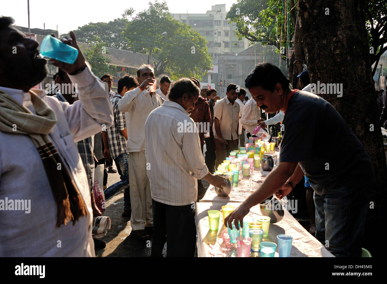 La distribution de l'eau potable gratuite pour Bala Saheb Thackeray procession funéraire à dadar mumbai maharashtra Inde Novembre 2012 Banque D'Images