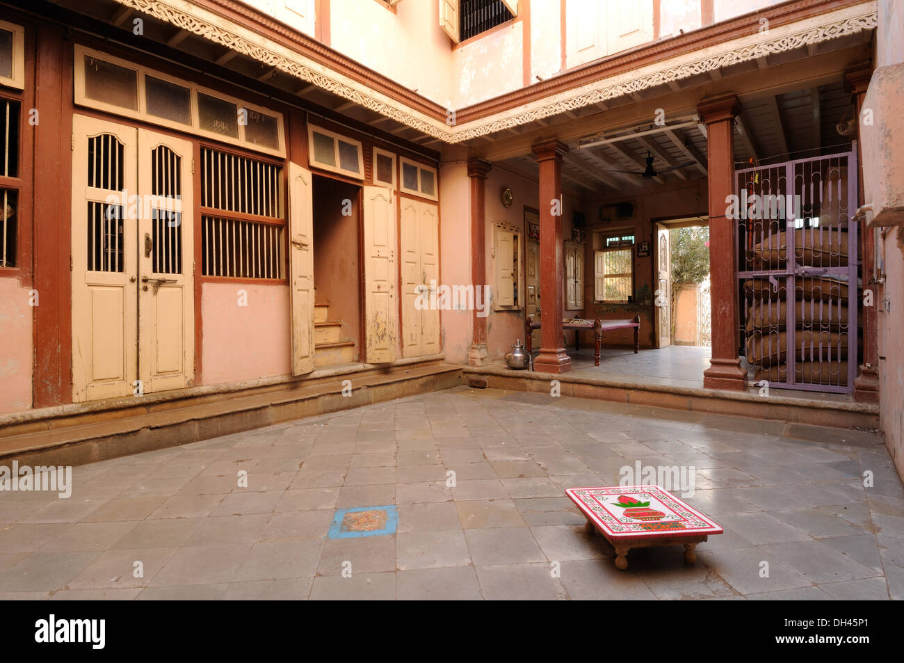 Cour intérieure de la maison de village indien Gujarat Inde Asie Banque D'Images