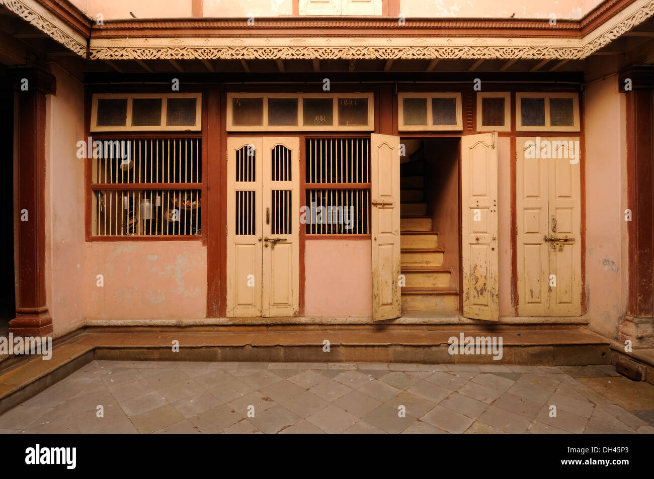 Cour intérieure de la maison de village indien Gujarat Inde Banque D'Images
