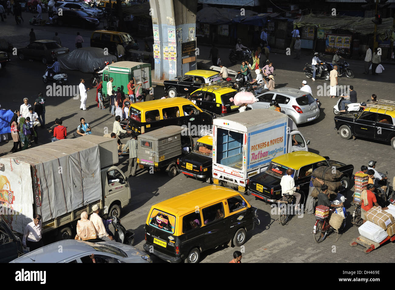 La circulation en Bhendi Bazar Junction à Mumbai Maharashtra Inde Banque D'Images