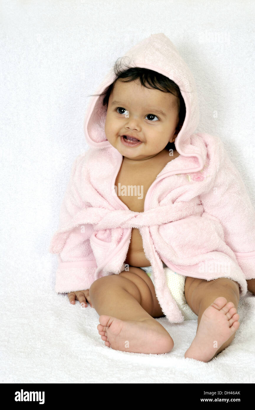 Bébé Enfant fille indienne rose robe serviette enveloppée nappy diaper assis sur fond blanc M.# 736Pa - smr 184912 Banque D'Images Bébé Enfant fille indienne rose robe serviette enveloppée nappy diaper assis sur fond blanc M.# 736Pa - smr 184912 Banque D'Images