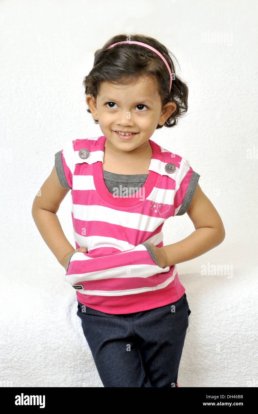 Girl en mains jusqu'à la poche - M.# 736P Banque D'Images