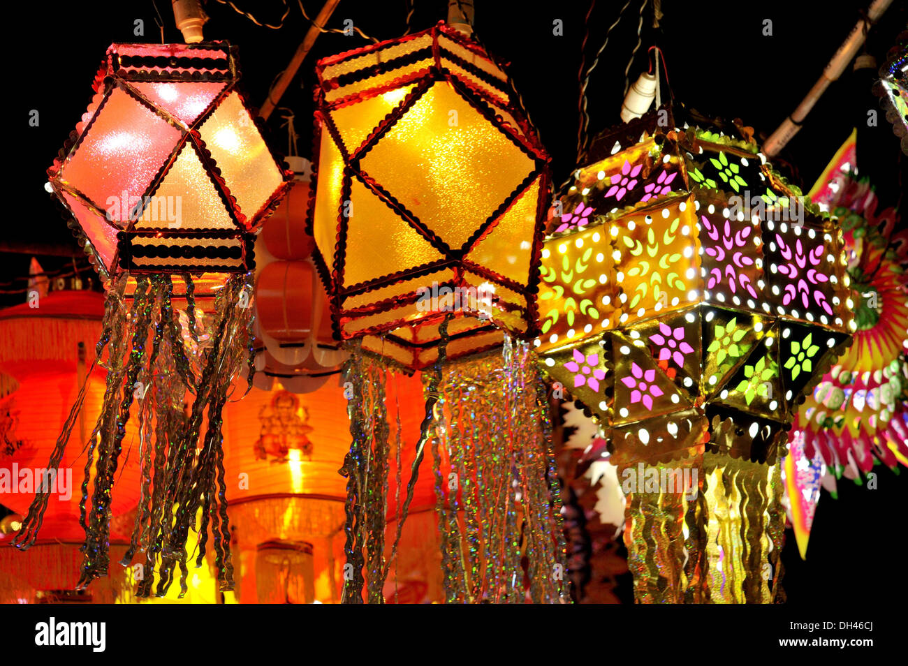 La pendaison de lanternes à vendre à diwali Festival à Mumbai Maharashtra Inde Banque D'Images