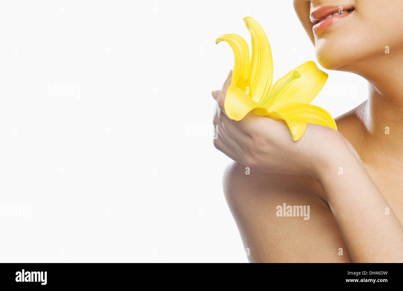 Femme tenant une fleur Banque D'Images