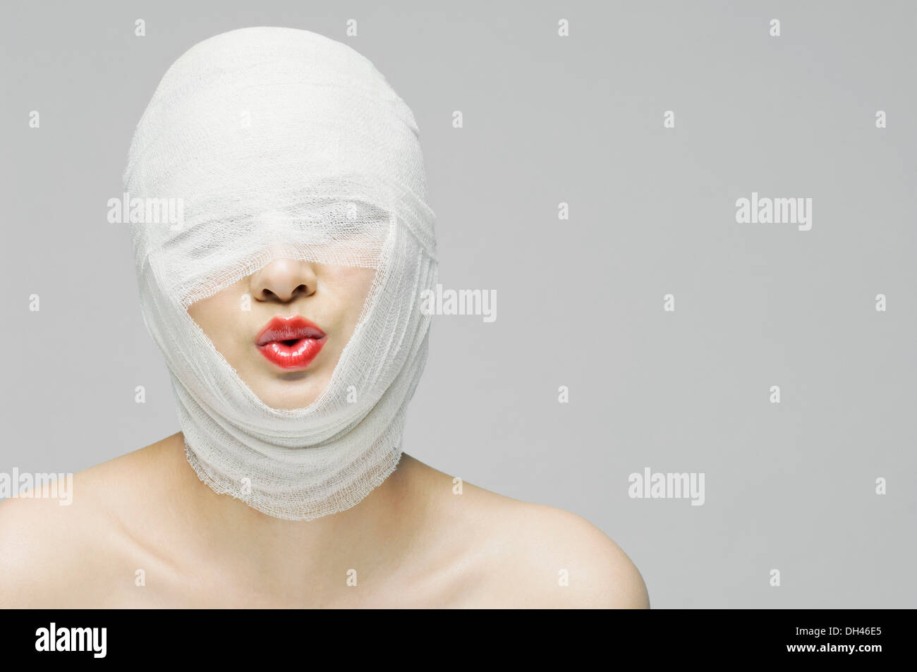 Visage de femme enveloppée avec un bandage Banque D'Images
