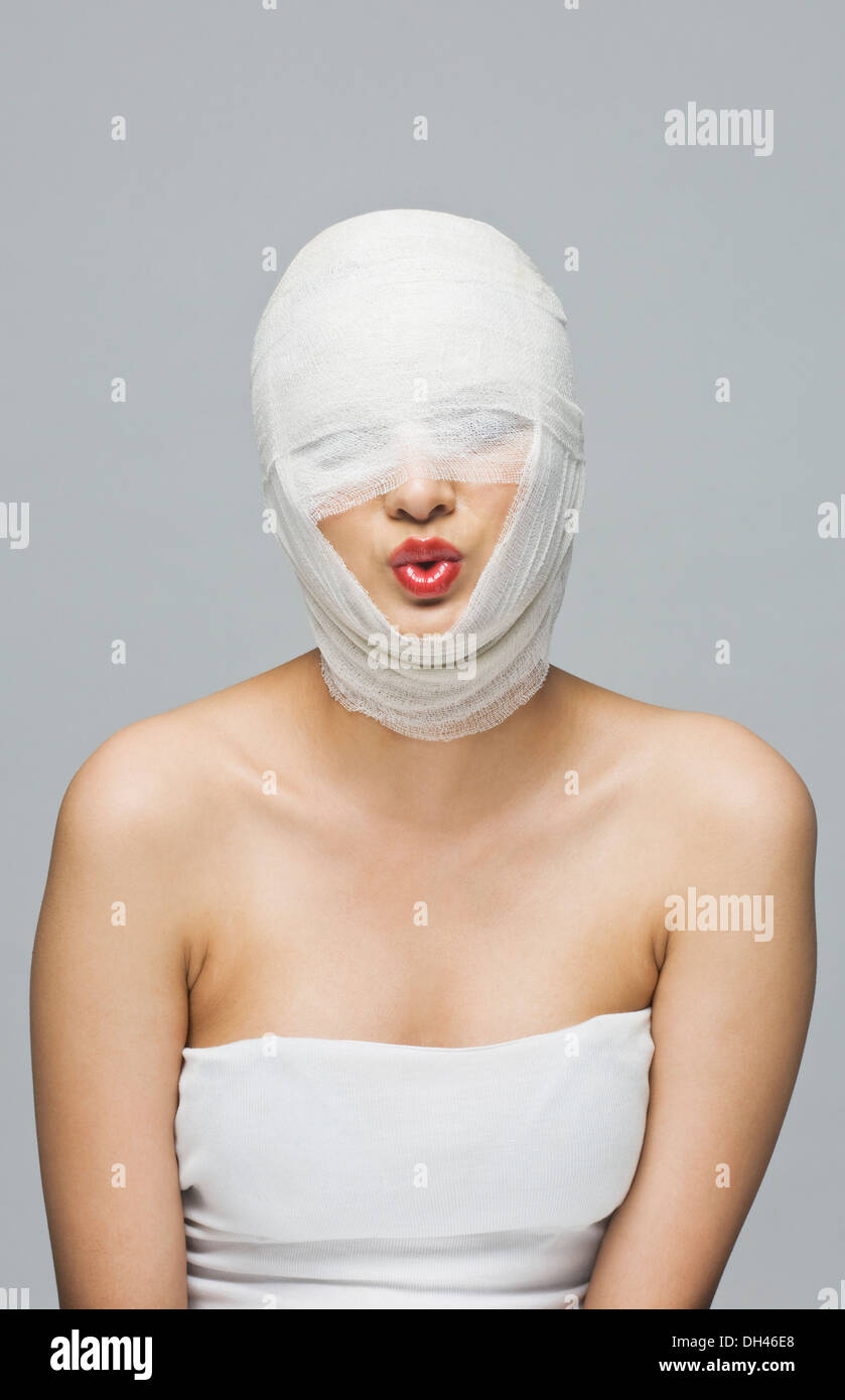Visage de femme enveloppée avec un bandage Banque D'Images