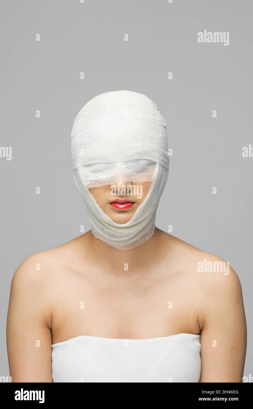 Visage de femme enveloppée avec un bandage Banque D'Images