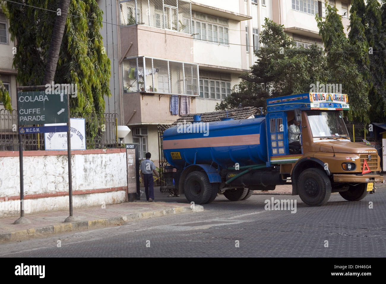 Camion-citerne camion d'approvisionnement en eau potable à l'édification de colaba Cuffe Parade street mumbai Maharashtra Inde Asie Banque D'Images