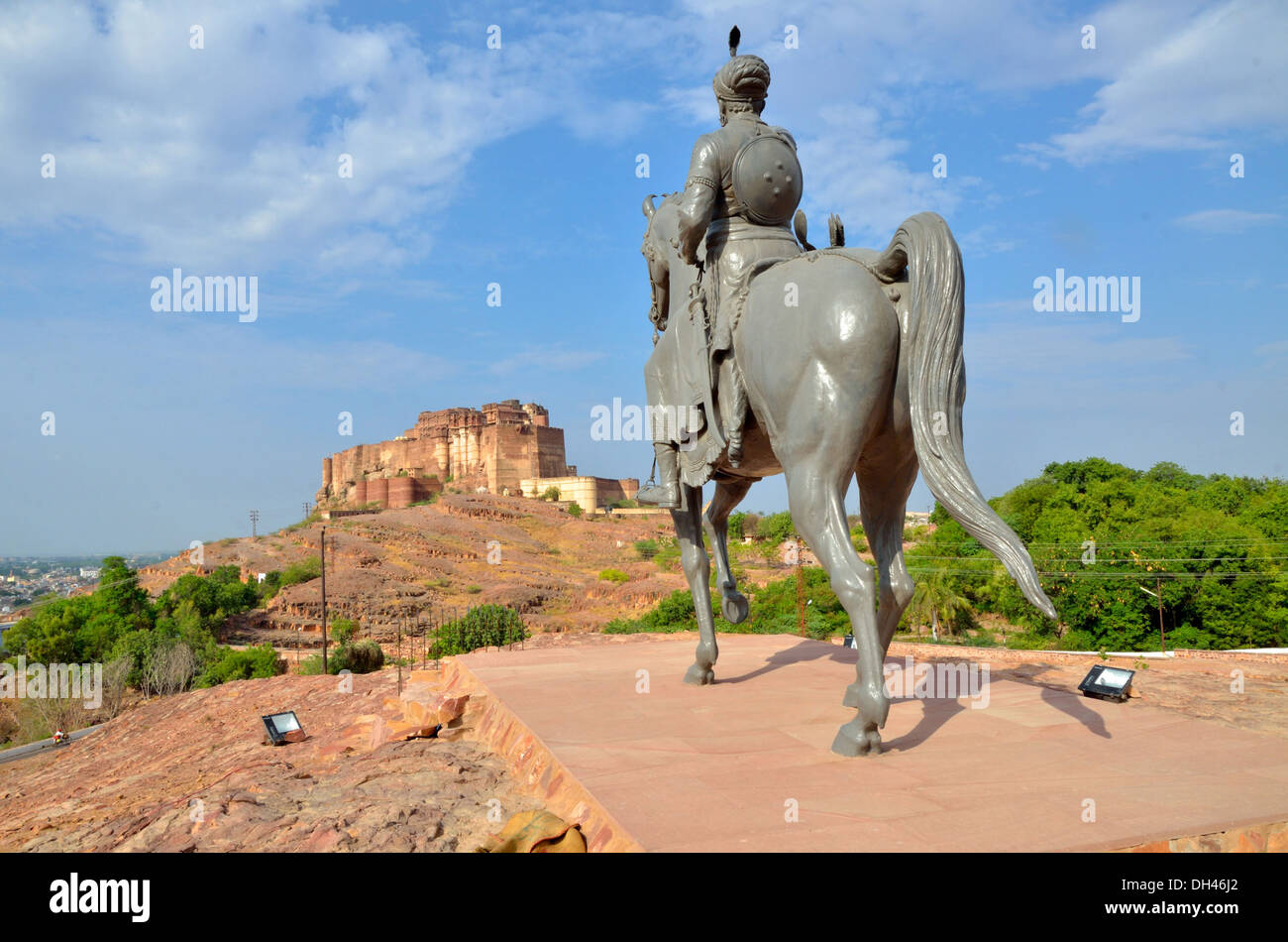 Métal bronze statue de Rao Jodha le Jaswant Thada colline face à Mahendragarh Jodhpur Rajasthan Inde Asie fort Banque D'Images