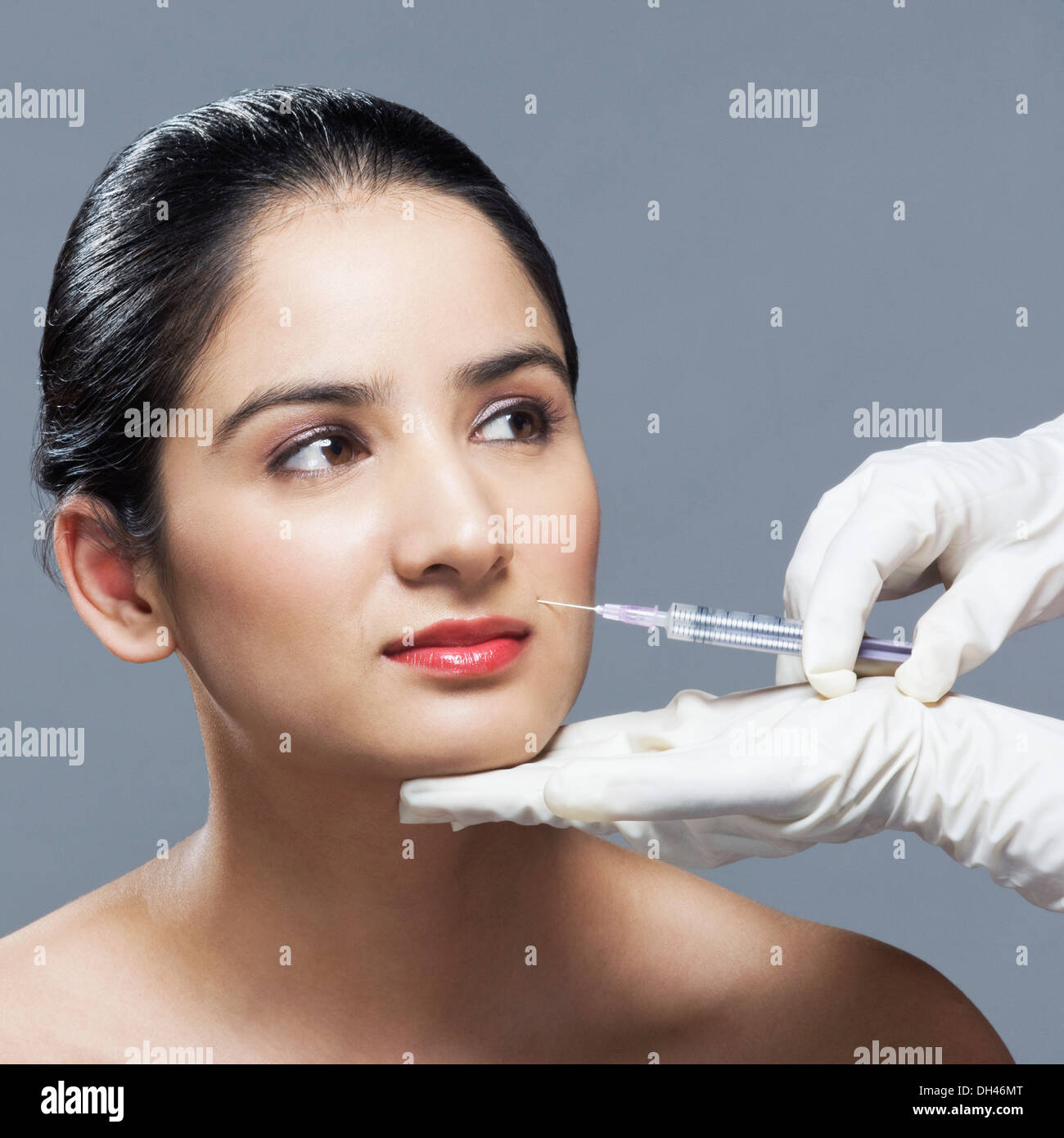 Woman having a botox injection Banque D'Images
