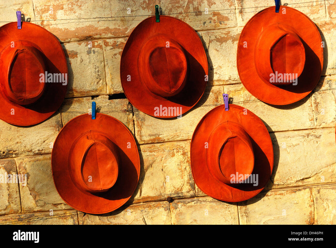 Chapeaux en cuir à vendre , accroché au mur de la boutique , Jaisalmer ,  Rajasthan , Inde , Asie Photo Stock - Alamy