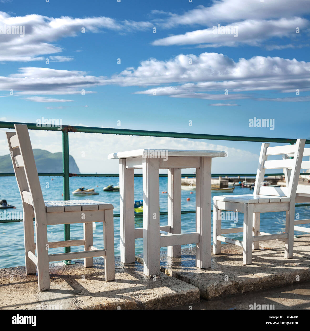 Chaises en bois blanc et support de table sur la côte Adriatique Banque D'Images