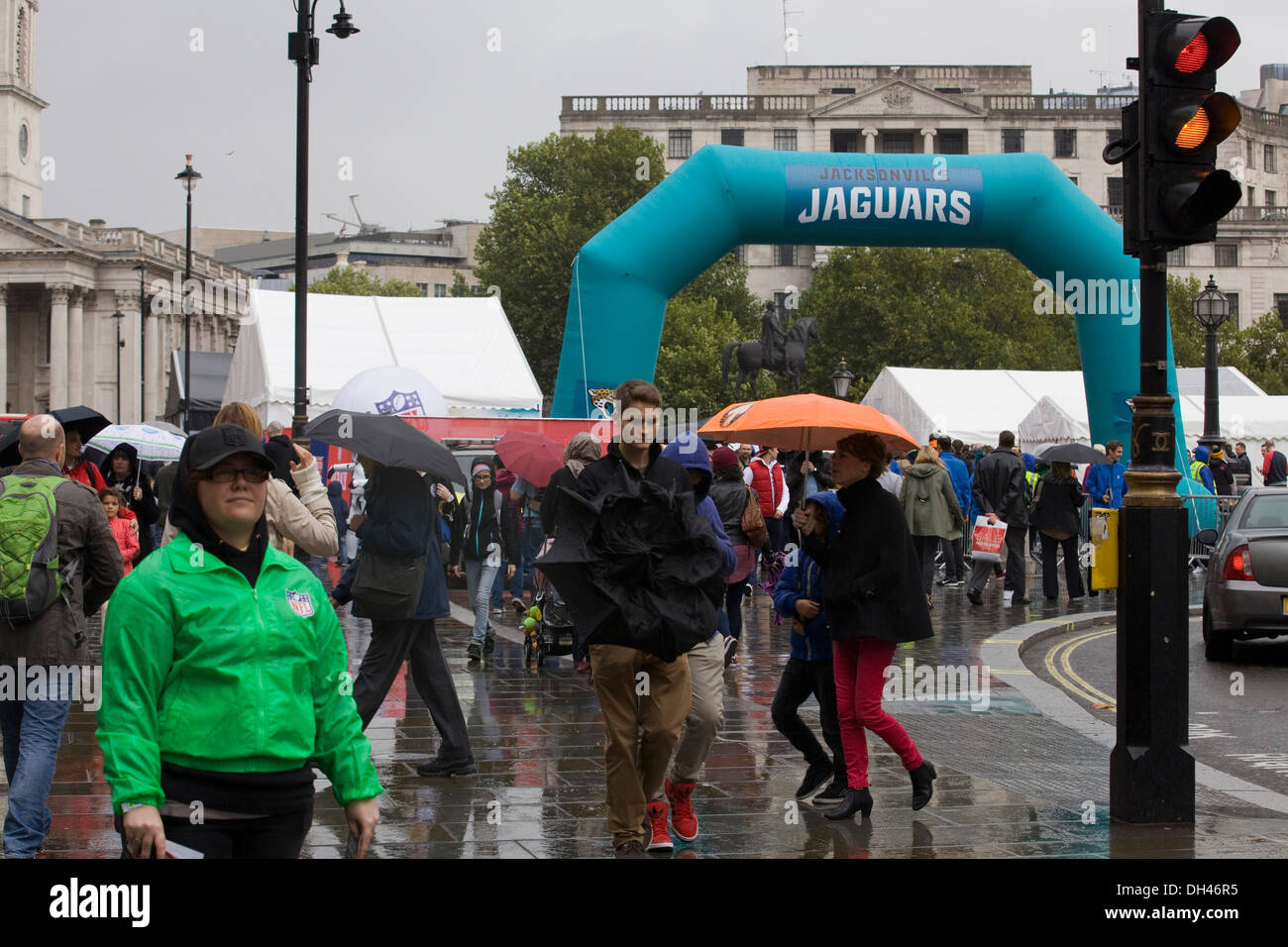 Les foules se rassemblent dans la pluie pour la NFL Jacksonville Jaguars Afficher à Trafalgar Square Londres Angleterre 'NFL vient à Londres' Banque D'Images