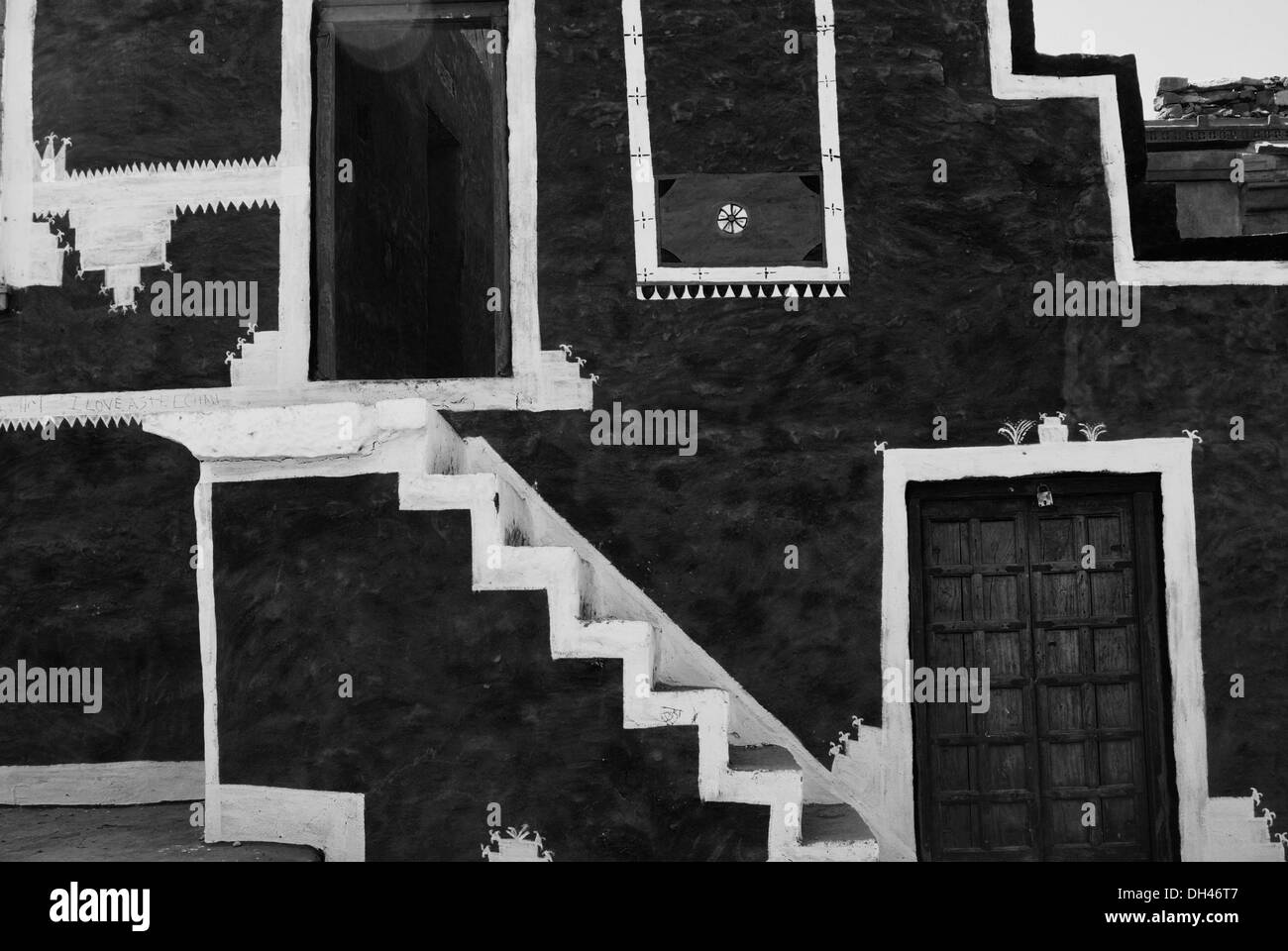Chambre avec portes étapes allant jusqu'en Inde Rajasthan Jaisalmer Kuldhara village Asia Banque D'Images
