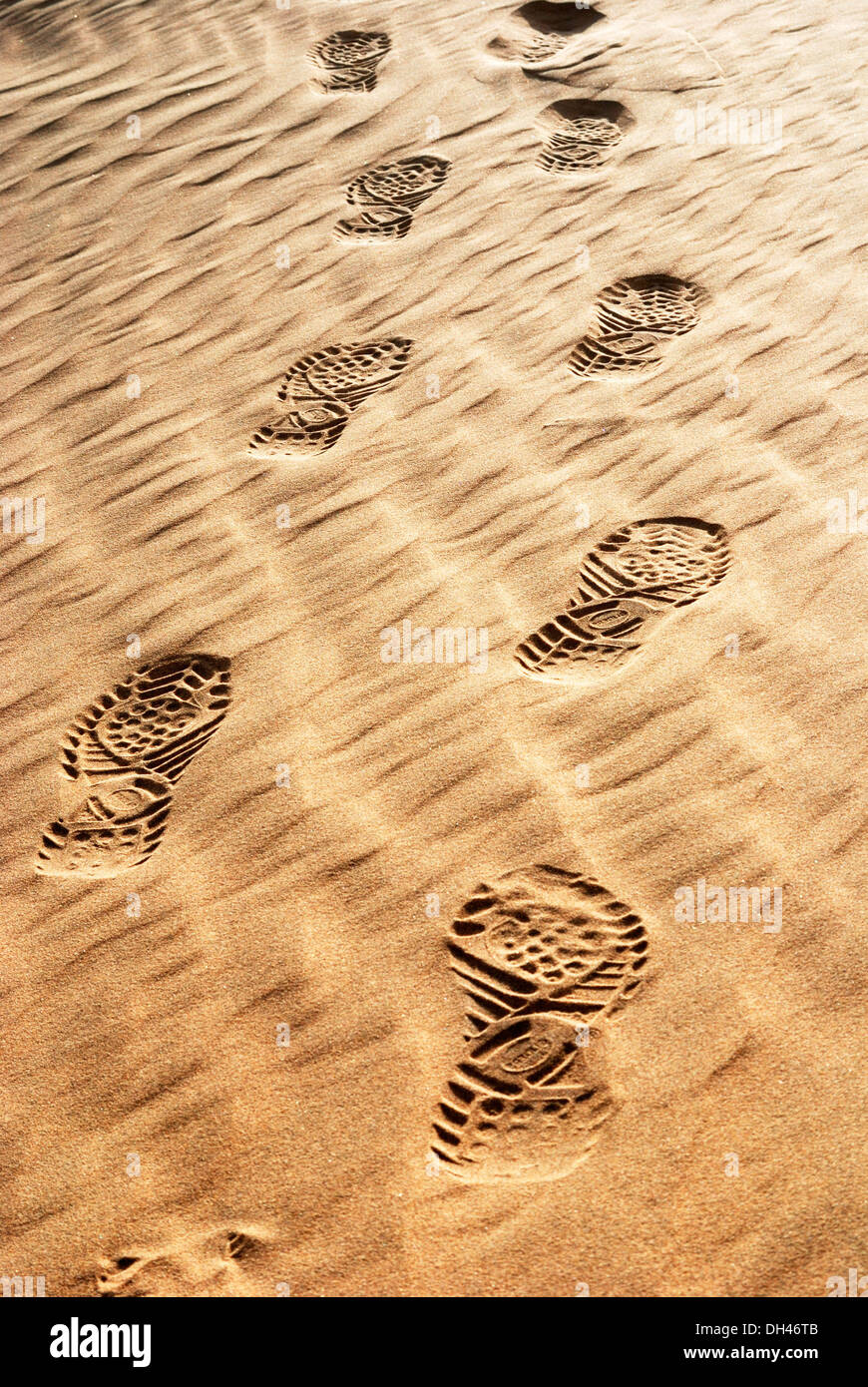 Empreintes de pieds de chaussures de marques sur le sable du désert Jaisalmer Rajasthan Inde Asie Banque D'Images