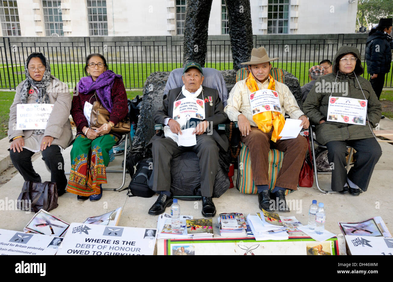 Grève de la faim 1510 SE - manifestation à Whitehall, en face de Downing Street, Londres, 30/10/2013. Ex-soldats Gurkha et les familles recourent à la grève de la faim. Ils demandent au gouvernement britannique pour l'égalité des pensions, l'indemnisation, préservé des retraites pour les droits de l'homme règlement redondant, au Royaume-Uni pour 1510 se les enfants âgés de plus de 18 ans et gratuitement les installations médicales au Népal pour 1510 se retraités. Banque D'Images