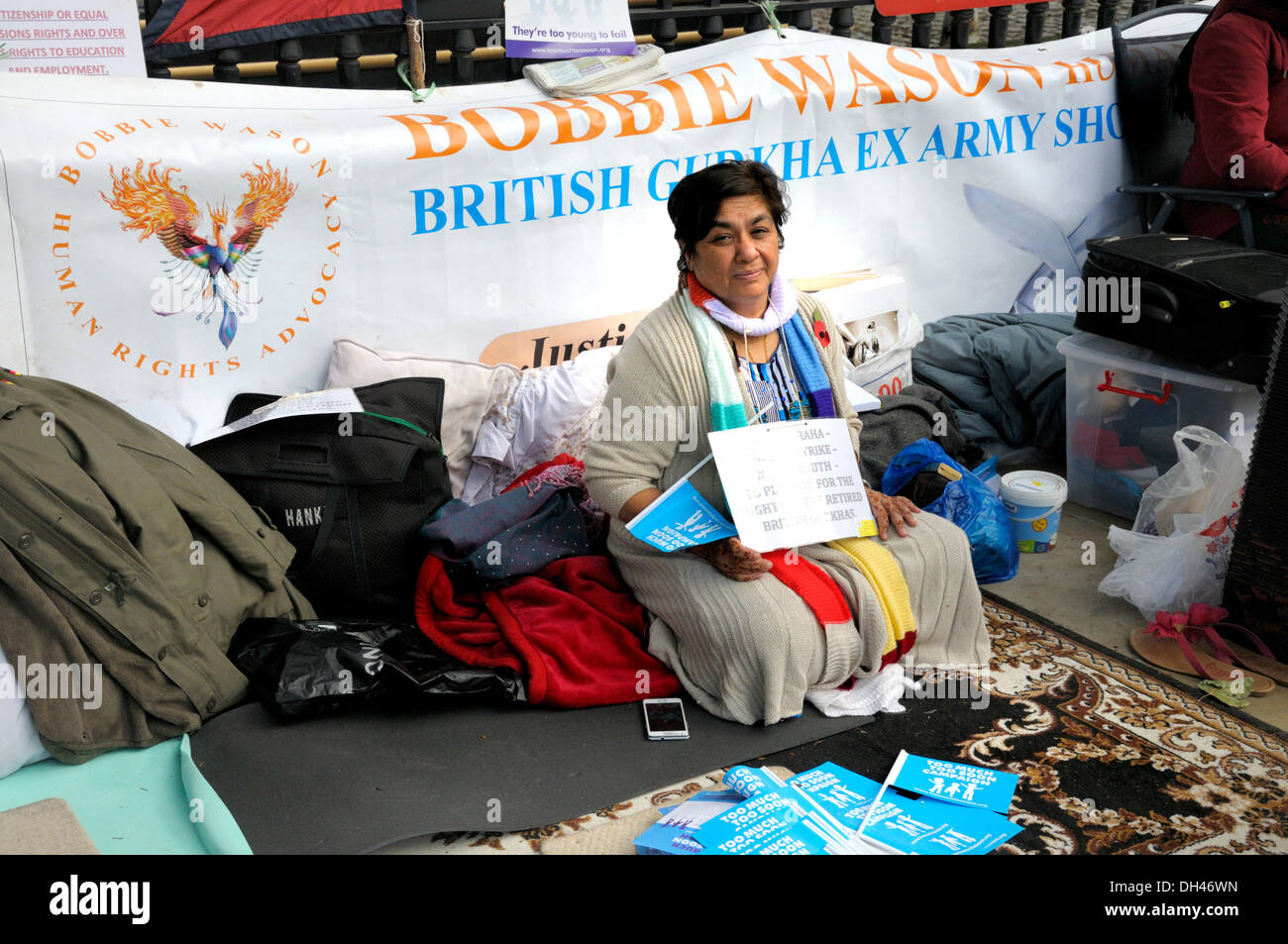 Grève de la faim 1510 SE - manifestation à Whitehall, en face de Downing Street, Londres, 30/10/2013. Ex-soldats Gurkha et les familles recourent à la grève de la faim. Ils demandent au gouvernement britannique pour l'égalité des pensions, l'indemnisation, préservé des retraites pour les droits de l'homme règlement redondant, au Royaume-Uni pour 1510 se les enfants âgés de plus de 18 ans et gratuitement les installations médicales au Népal pour 1510 se retraités. Banque D'Images
