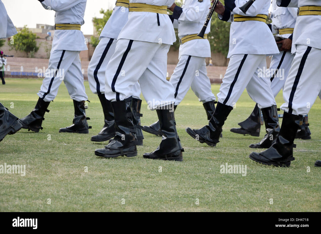 Marcher en bottes noires et un pantalon blanc par groupe musical Jodhpur Rajasthan Inde Banque D'Images