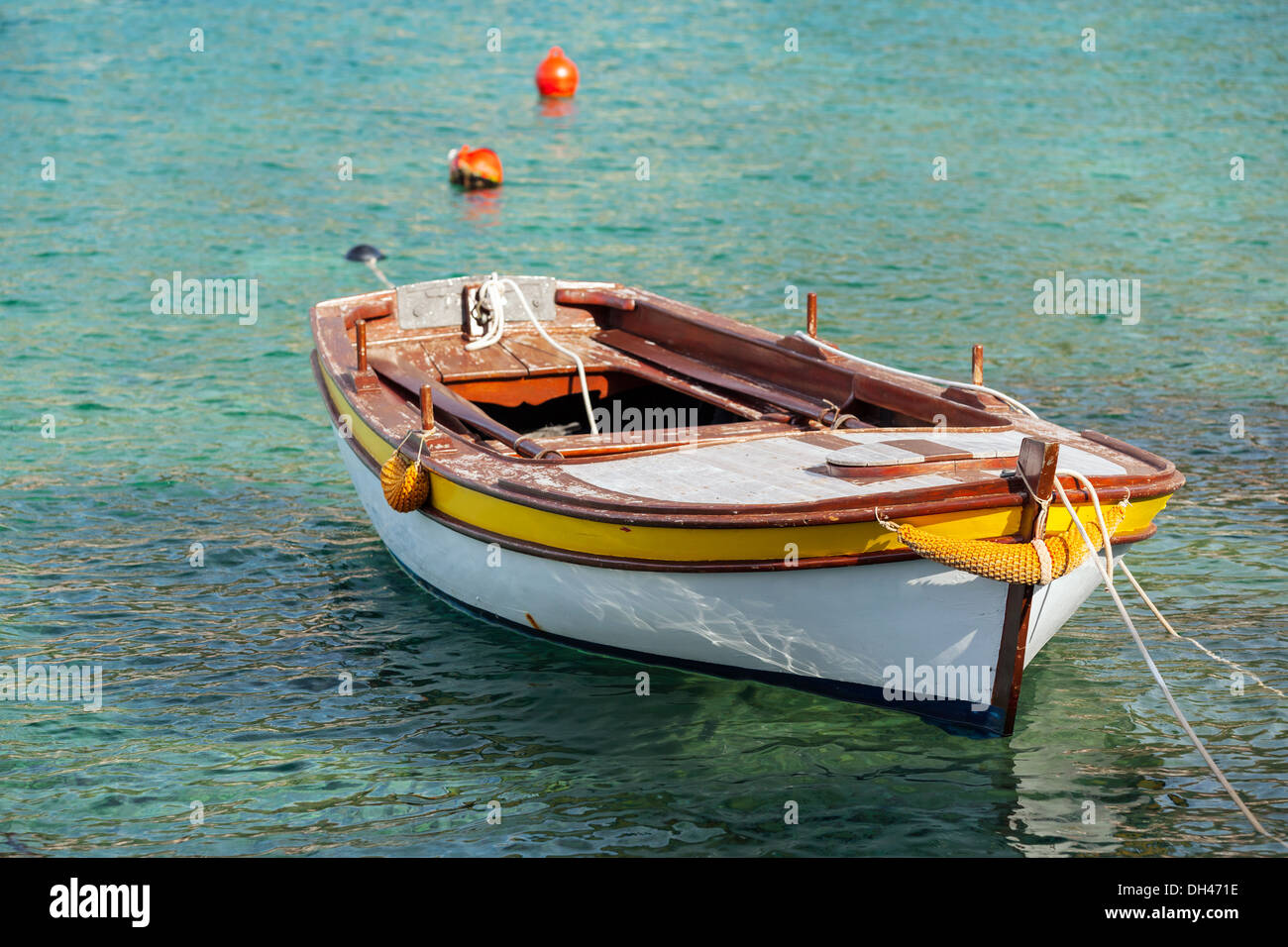 Bateau de pêche en bois flottants amarrés dans l'eau de mer Adriatique, le Monténégro Banque D'Images