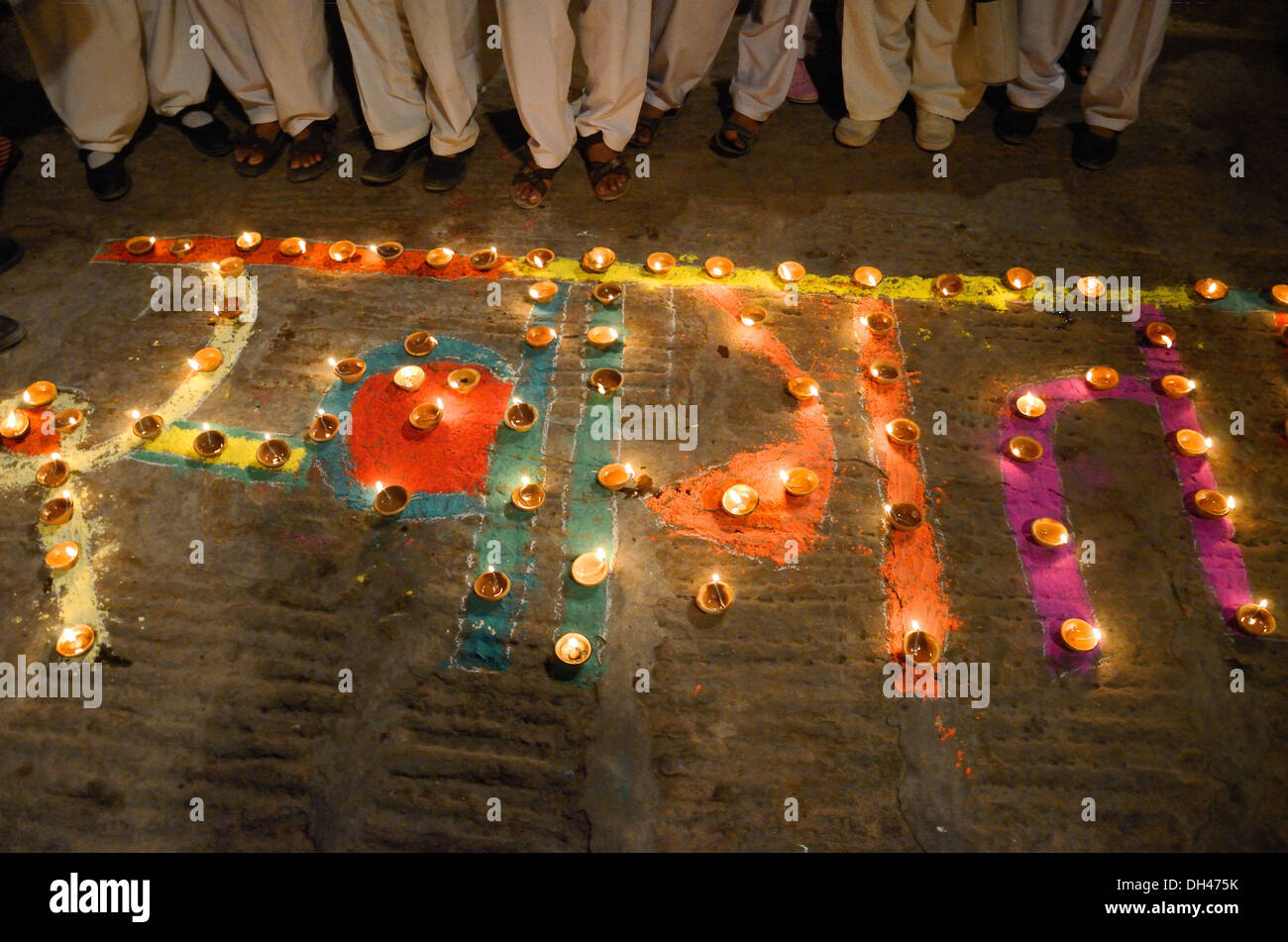 Swagat bienvenue rangoli décorées avec des lampes à huile dans la région de Marwar Festival à Jodhpur Rajasthan Inde Banque D'Images