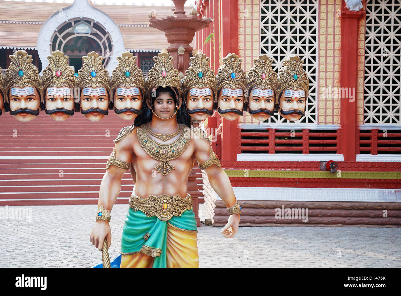 Girl à découper de masque neuf visages de Ravana à Ramoji Film City à Hyderabad, Andhra Pradesh, Inde M.# 704 Banque D'Images