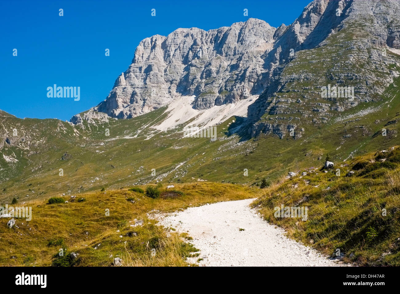 Le sentier de randonnée de Montasio, Altopiano di Sella Nevea, Italie Banque D'Images