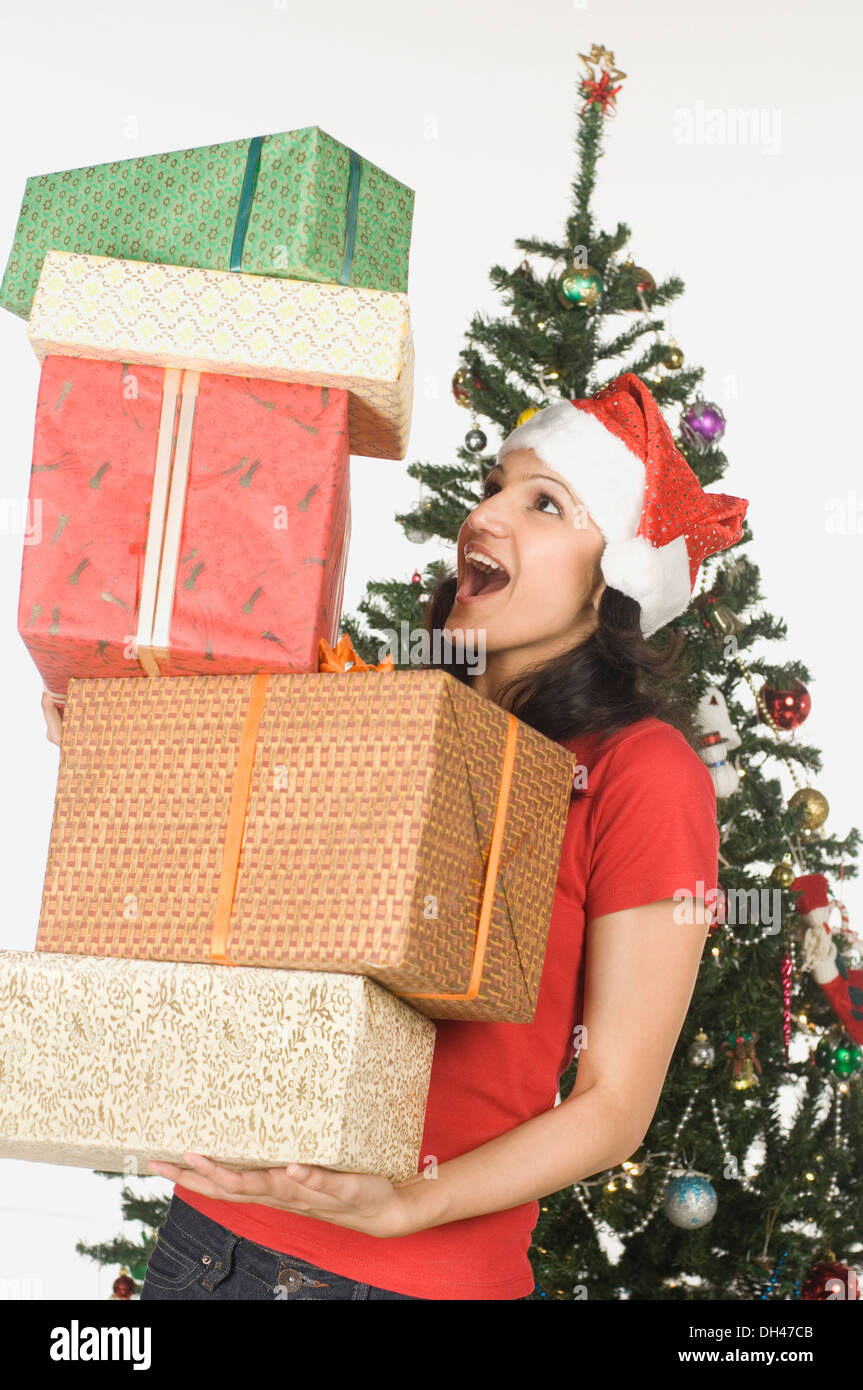 Femme tenant une pile de cadeaux de Noël Banque D'Images
