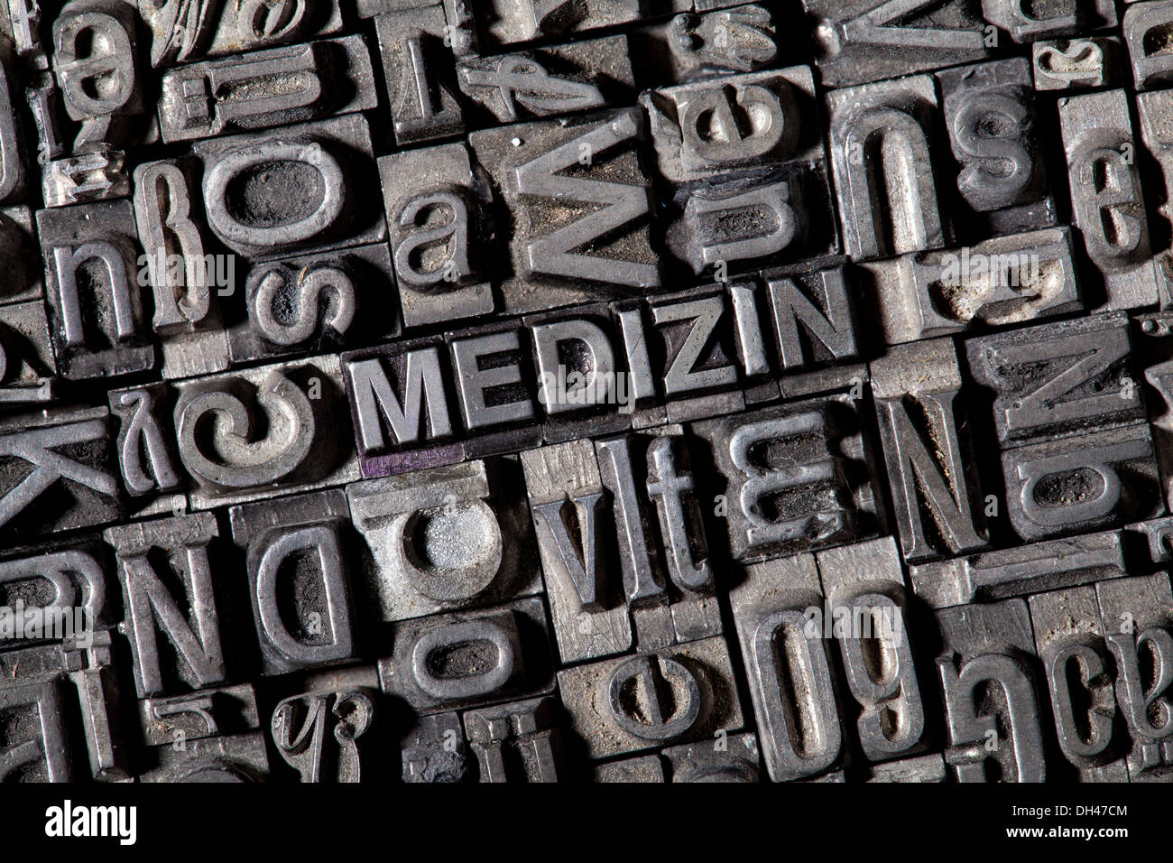 Plomb ancien lettres formant le mot "EDIZIN', l'allemand pour 'Medicine' Banque D'Images