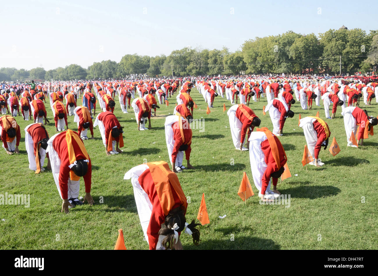 Filles de l'école de l'exécution de la flexion de l'avant l'exercice Surya namaskar à Jodhpur Rajasthan Inde Banque D'Images