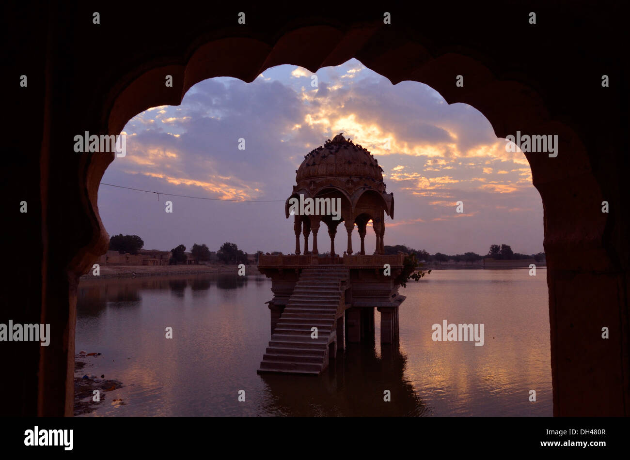 Chhatri avec des marches à Gadisar Lake , Jaisalmer , Rajasthan , Inde , Asie Banque D'Images