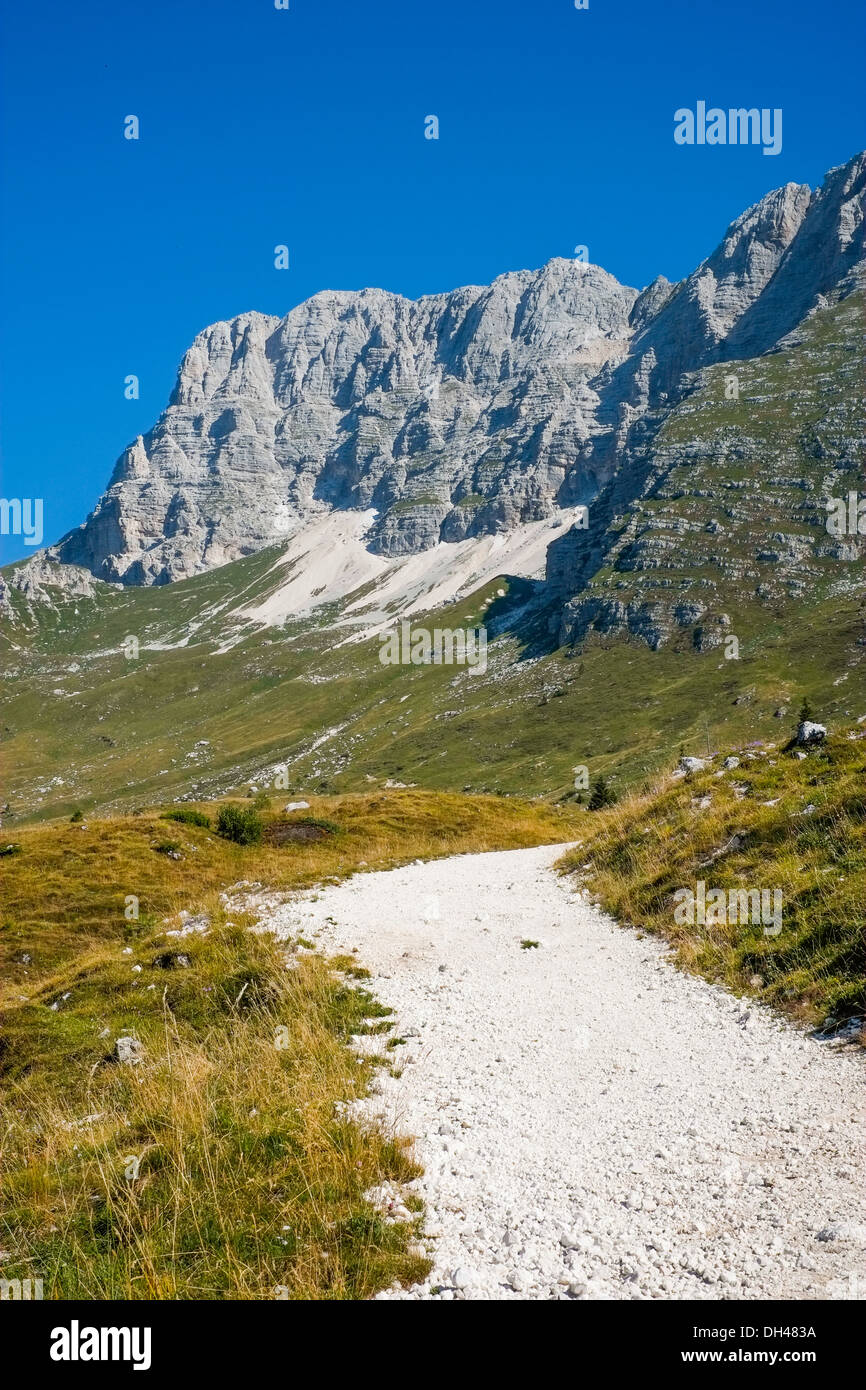 Le sentier de randonnée de Montasio, Altopiano di Sella Nevea, Italie Banque D'Images