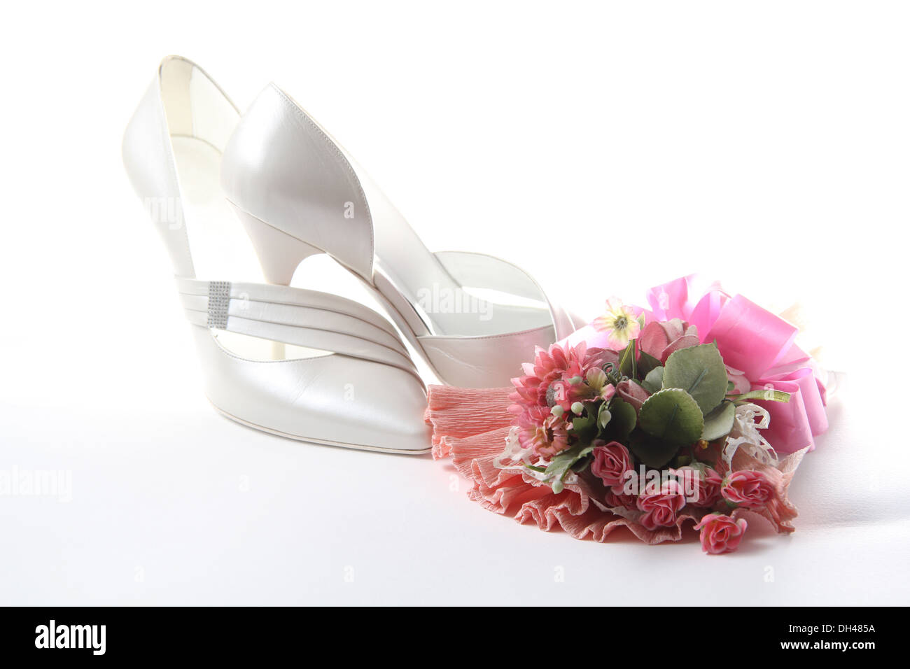 Femme chaussures de mariage et de fleurs Banque D'Images