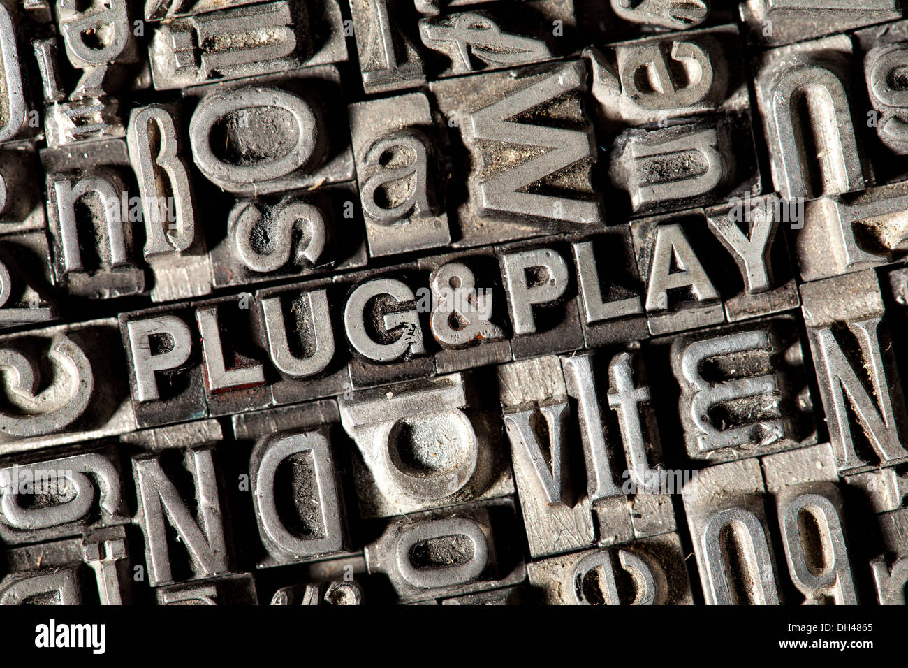 Plomb ancien lettres formant le terme 'plug & play' Banque D'Images