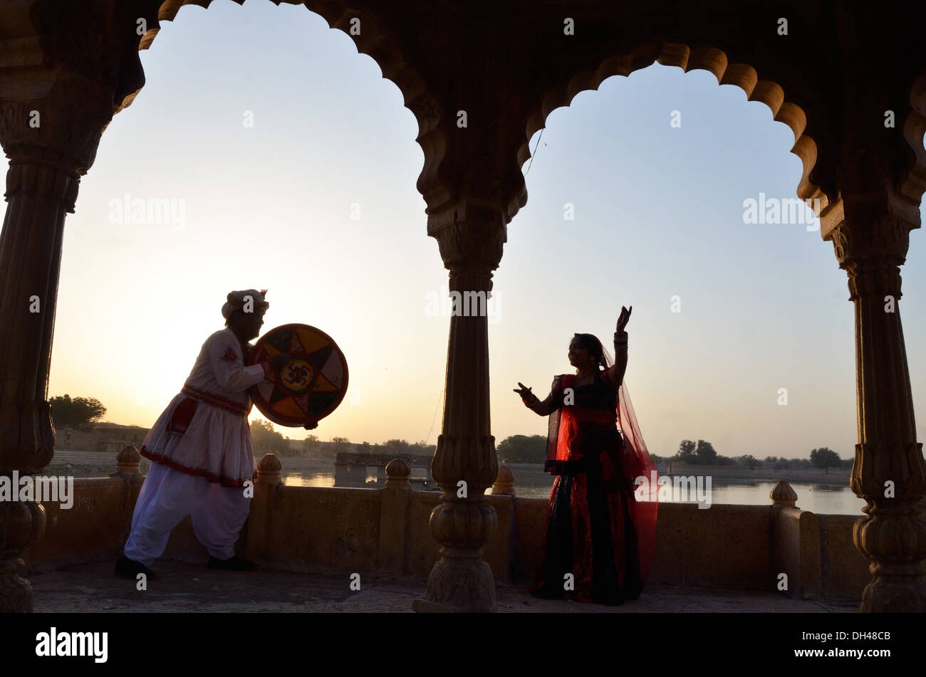 Chanteuse Folk avec femme effectue la danse du Rajasthan Inde Asie M.# 704 Banque D'Images