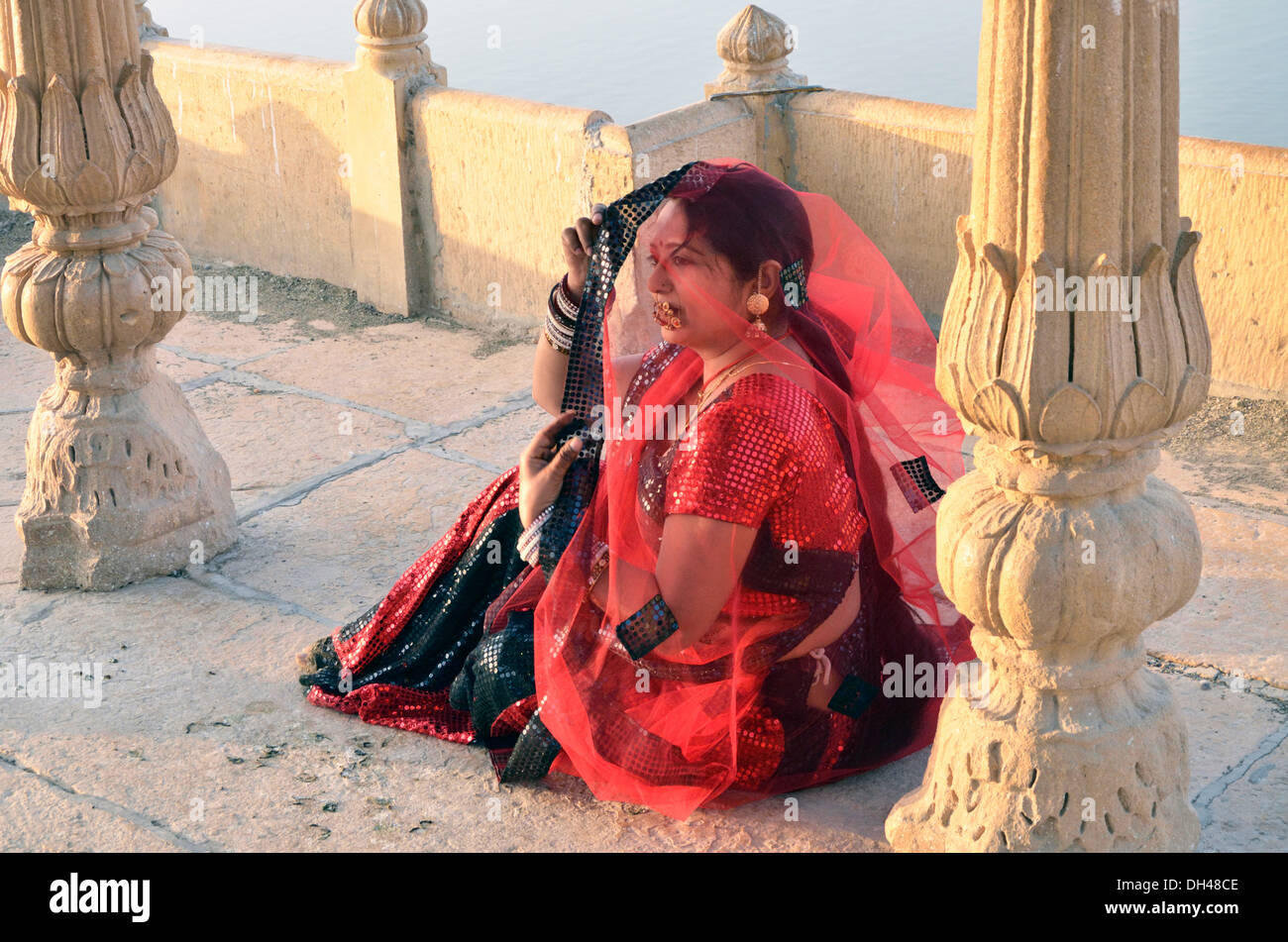 Femme en voile en costume du Rajasthan Rajasthan Inde Asie assis MR# 704J Banque D'Images