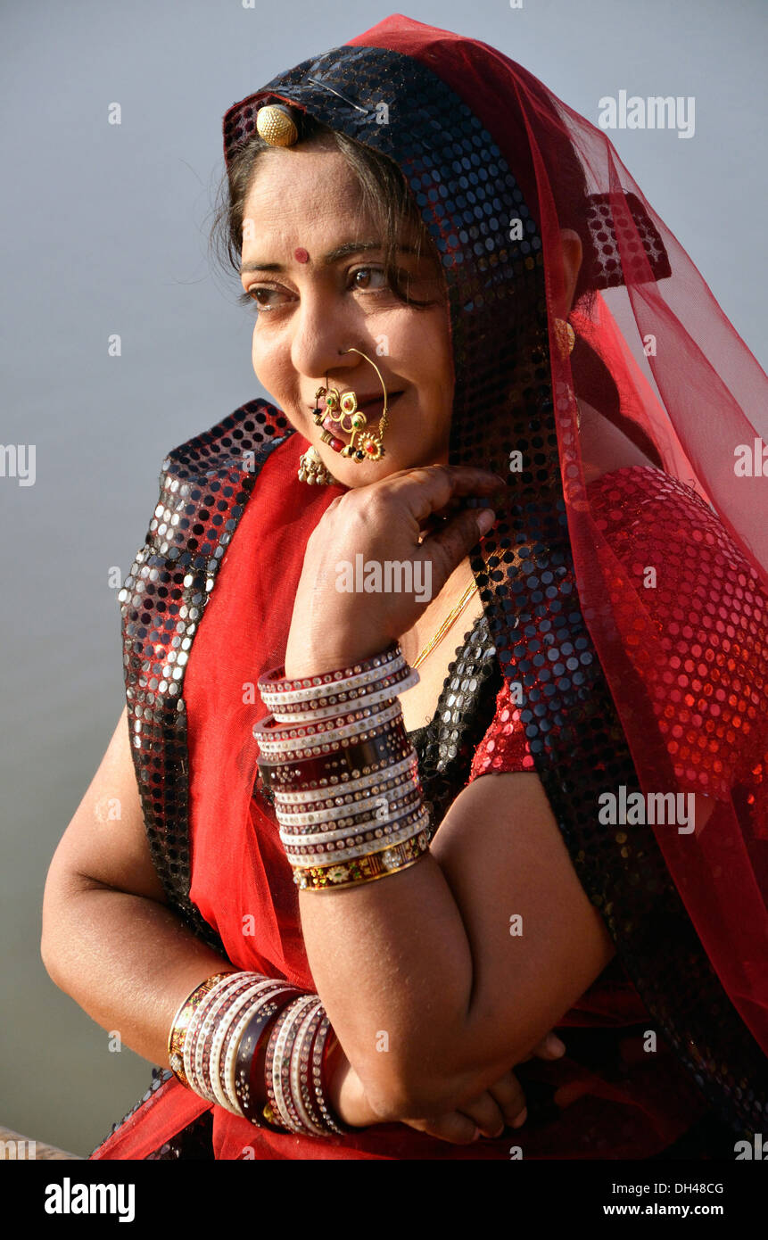 Femme assise dans le Chhatri de Gadisar Lake Rajasthan Inde Asie M.# 704J Banque D'Images