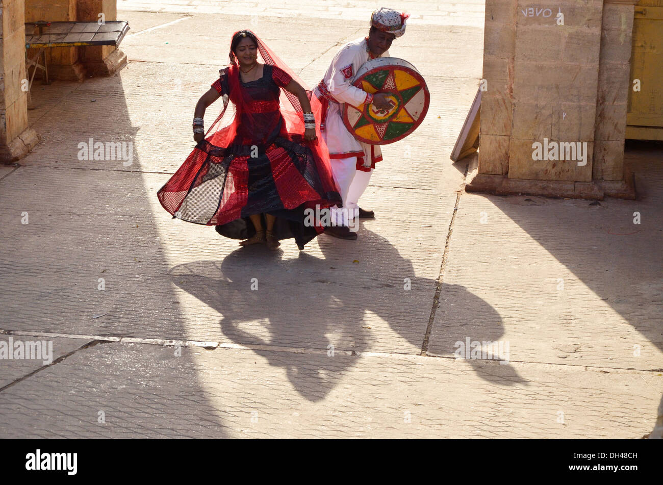 Chanteuse Folk avec femme effectue la danse du Rajasthan Inde Asie M.# 704I M.# 704J Banque D'Images