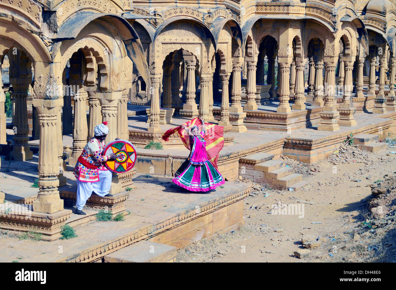 Indian man duff et femme dansant Rajasthan Inde Asie M.# 704J et M.# 704J Banque D'Images
