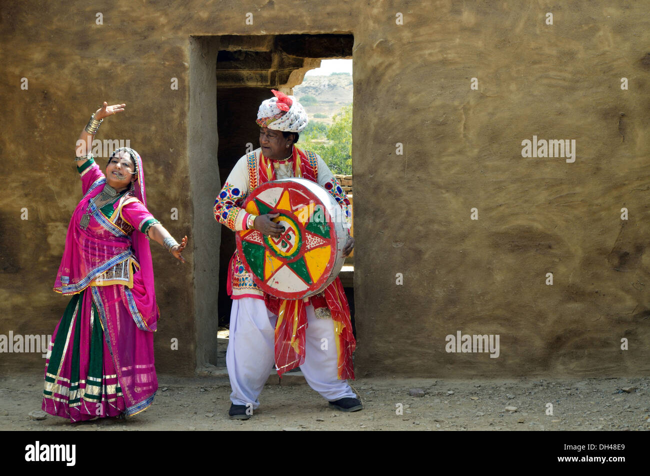 L'homme jouer instruments musique duff et femme dansant Rajasthan Inde Asie M.# 704J et M.# 704J Banque D'Images