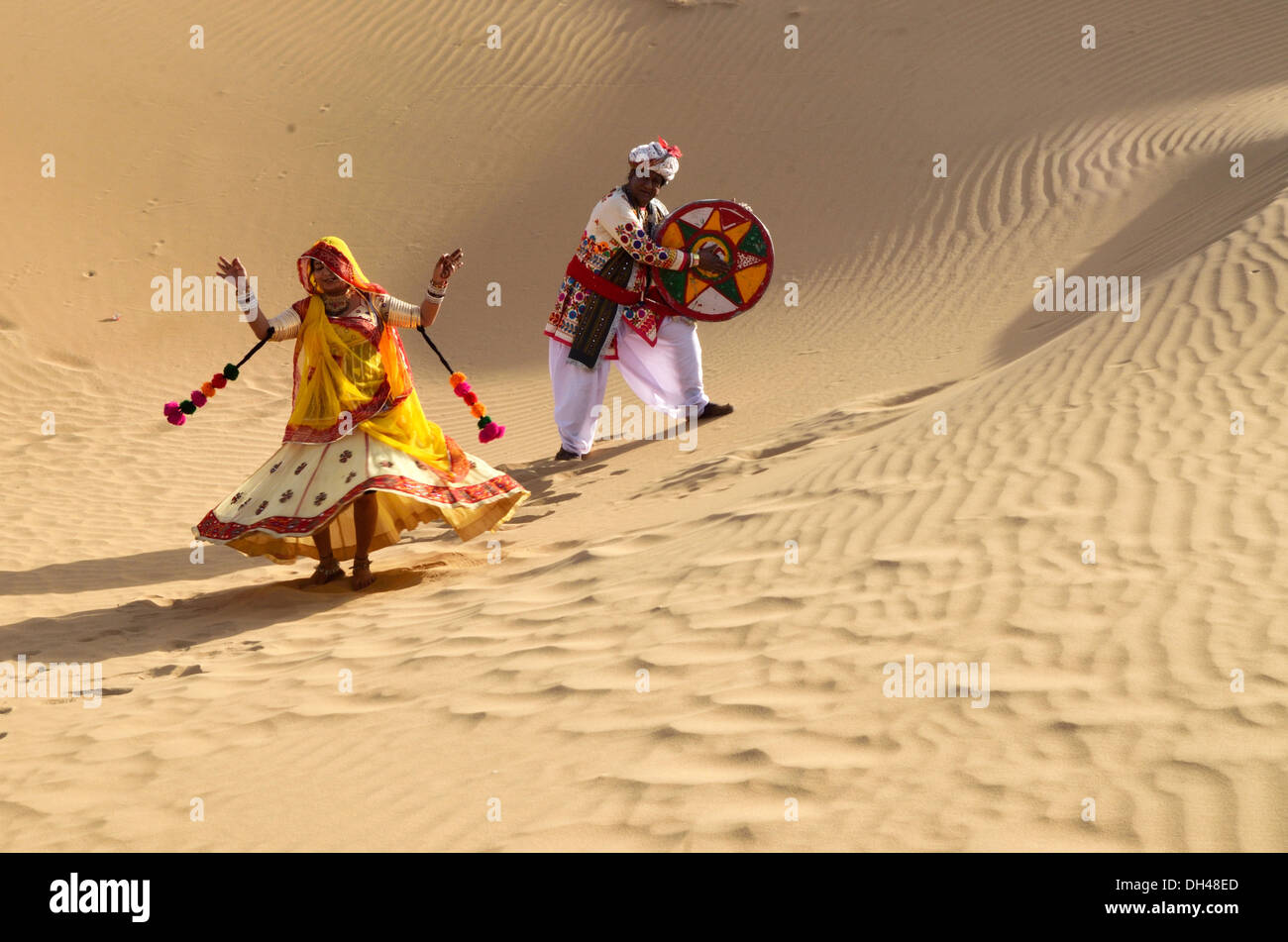 Homme jouant de Duff et femme dansant sur les sables du désert Jaisalmer Rajasthan Inde Asie M.# 704J et M.# 704J Banque D'Images