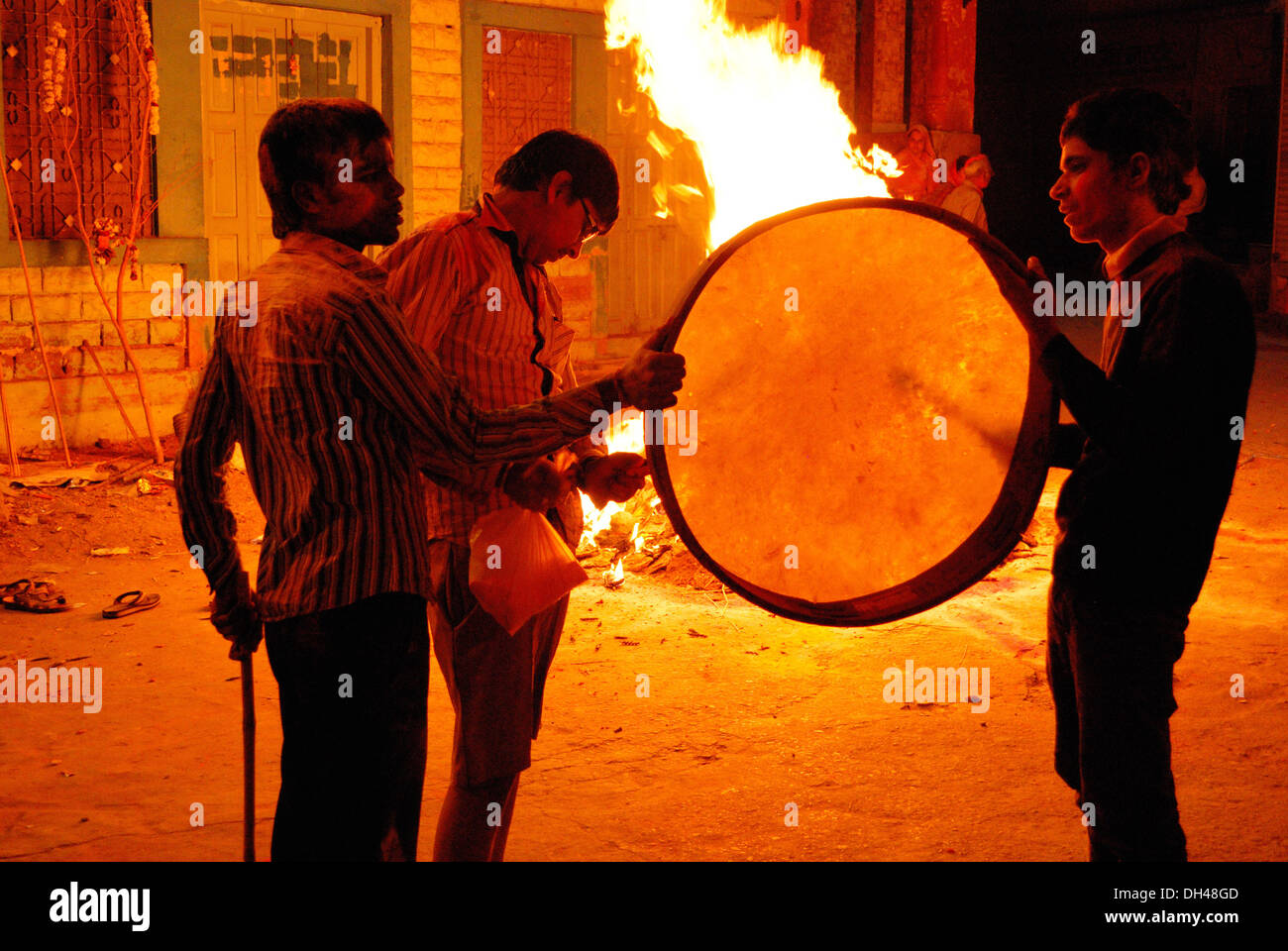 Les garçons jouer instruments musique07 dhapli Asie Inde Rajasthan chang Banque D'Images