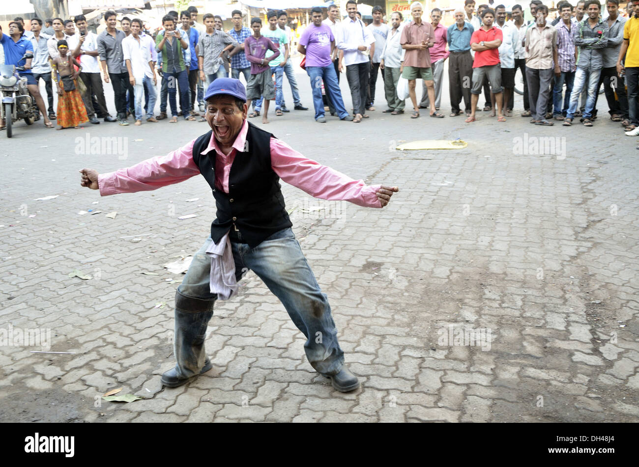 Artiste de rue en Inde Maharashtra Mumbai public divertissant Banque D'Images