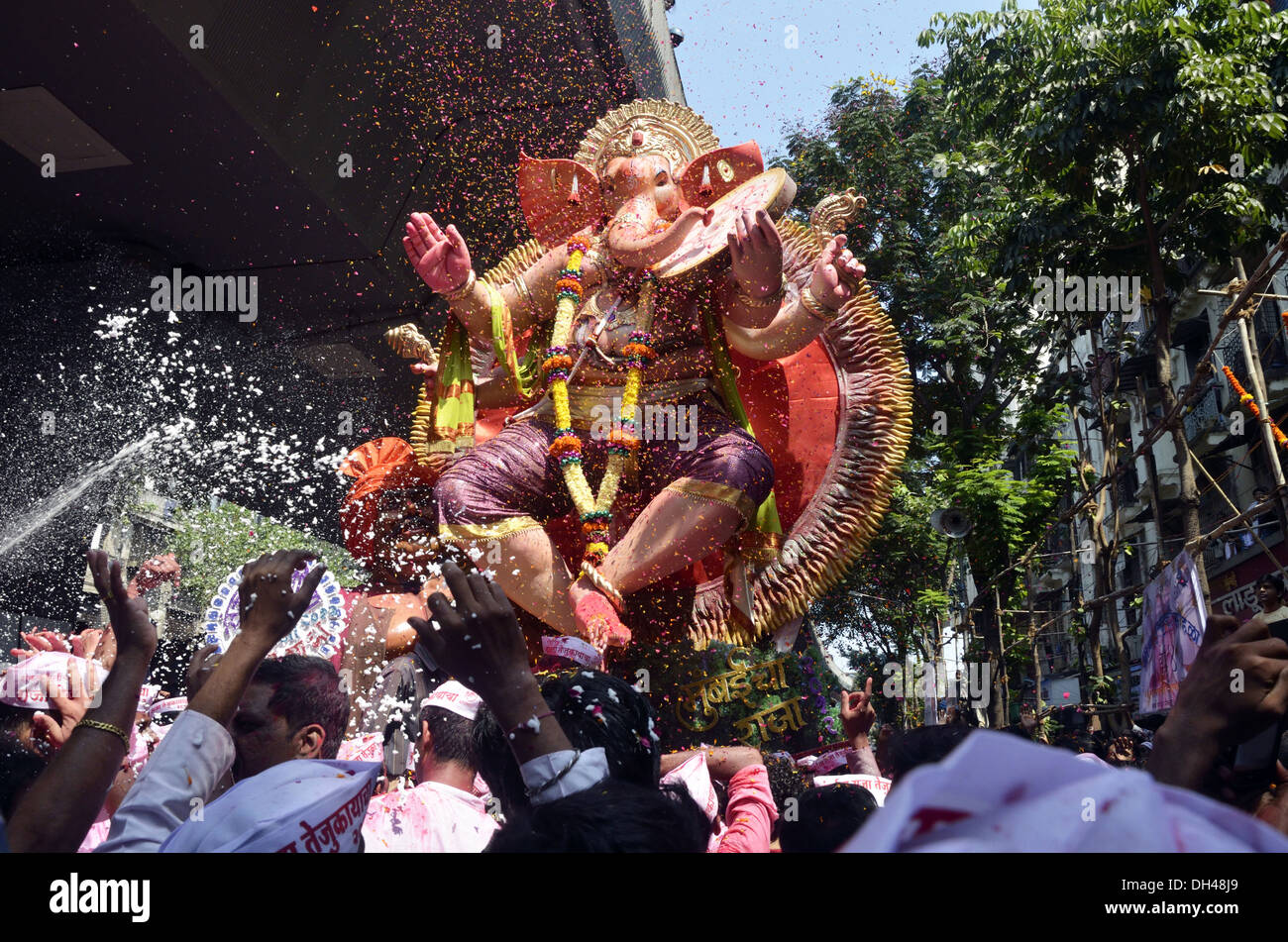 Verser les pétales de fleurs sur Ganpati ganesh Inde Maharashtra Mumbai festival Banque D'Images