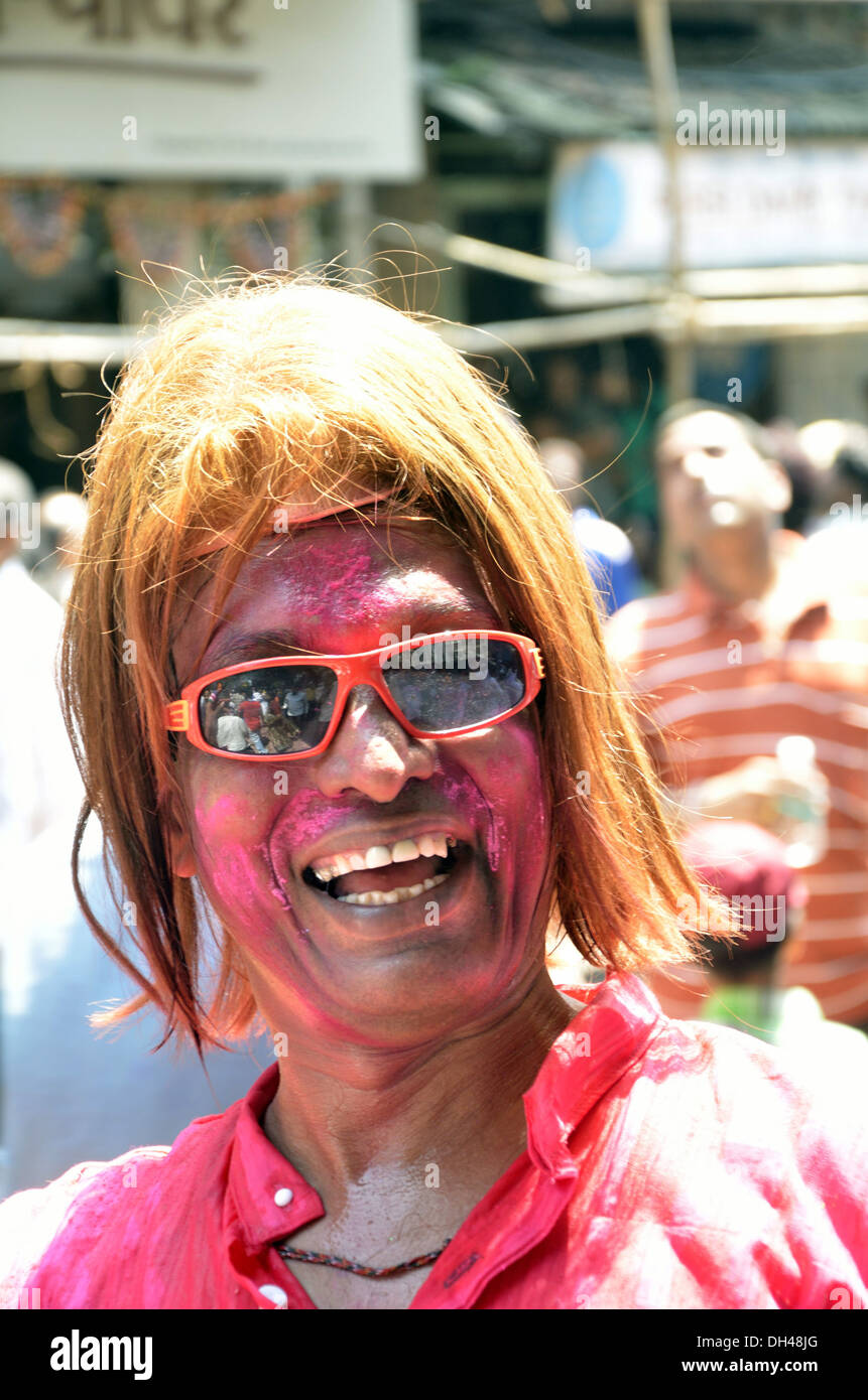 Homme avec lunettes rouge et orange couleur vermillon sur le visage Ganpati ganesh Inde Maharashtra Mumbai festival NOMR Banque D'Images