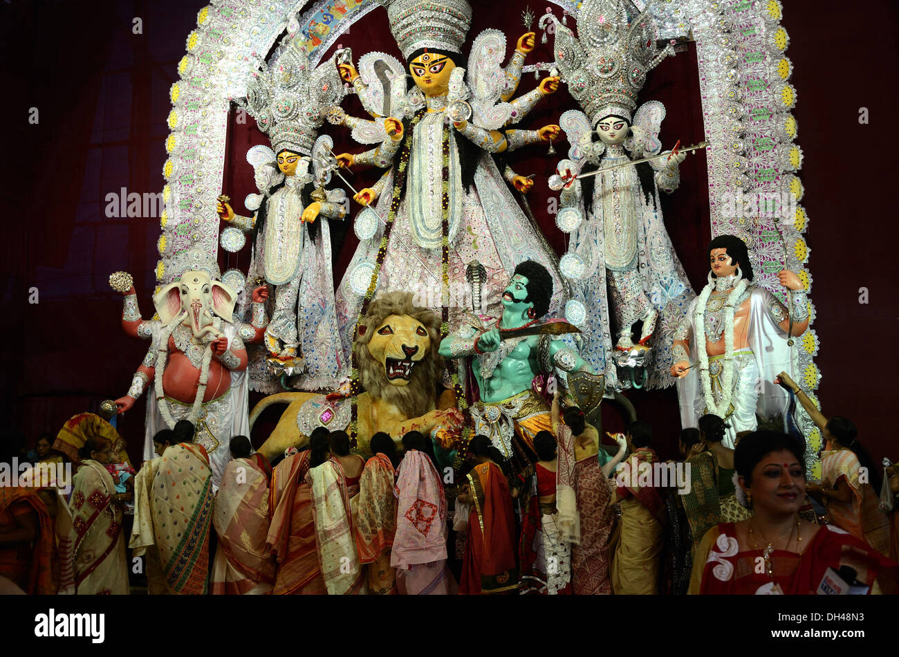 Les femmes bengali offrant Sindur à Durga Idol Durga Puja festival à Calcutta Kolkata West Bengale Inde Asie asiatique Indien Banque D'Images