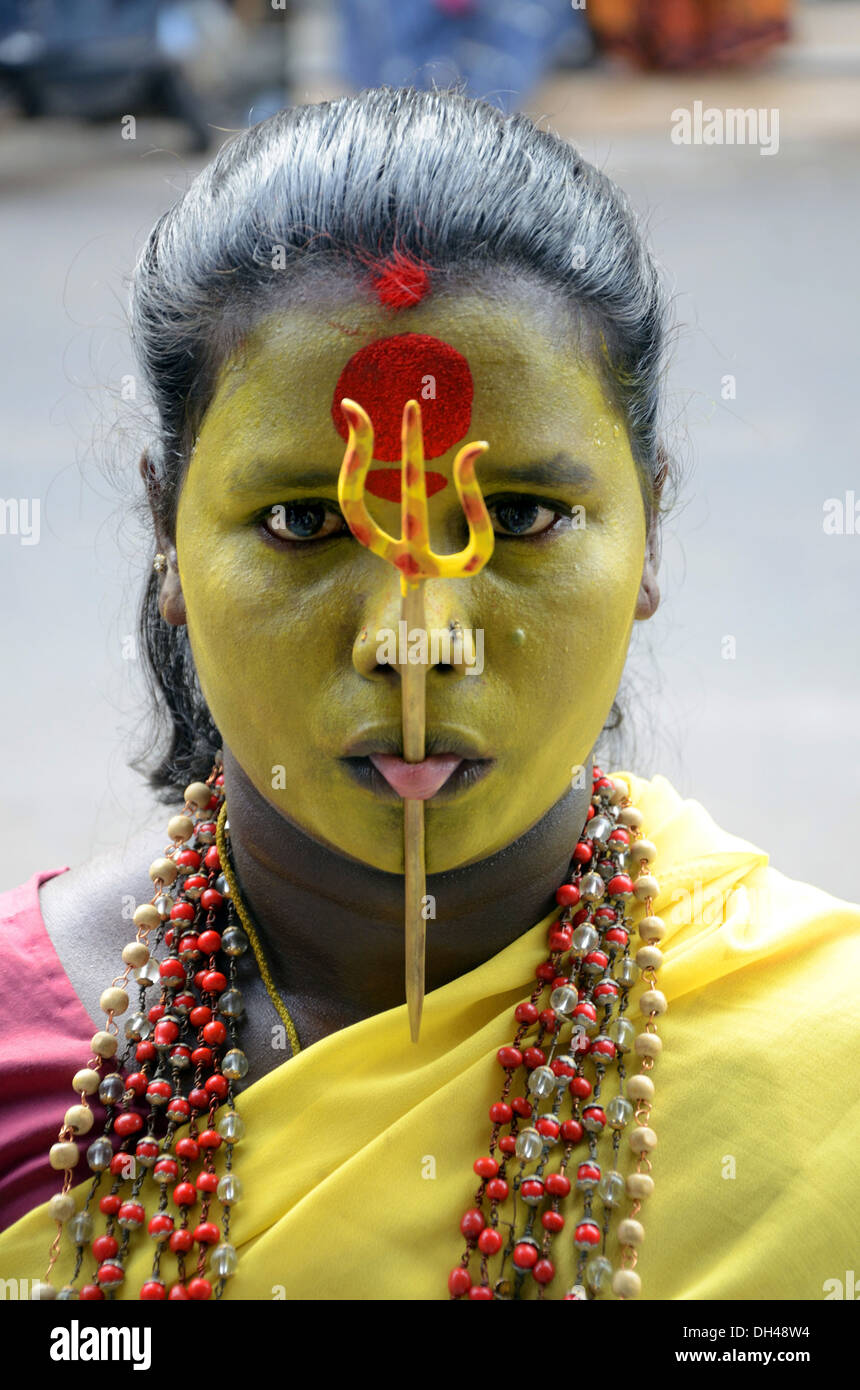 Trident percé dans la langue de l'Andhra Pradesh Inde femme Rajahmundry Banque D'Images